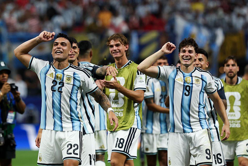 Selección argentina celebra su triunfo sobre Egipto. 