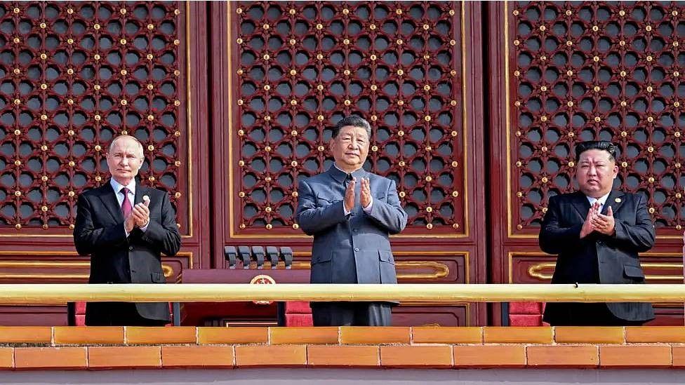 El presidente ruso Vladimir Putin, el líder chino Xi Jinping Kim y Kim Jong-un en un reciente desfile militar en Pekín.