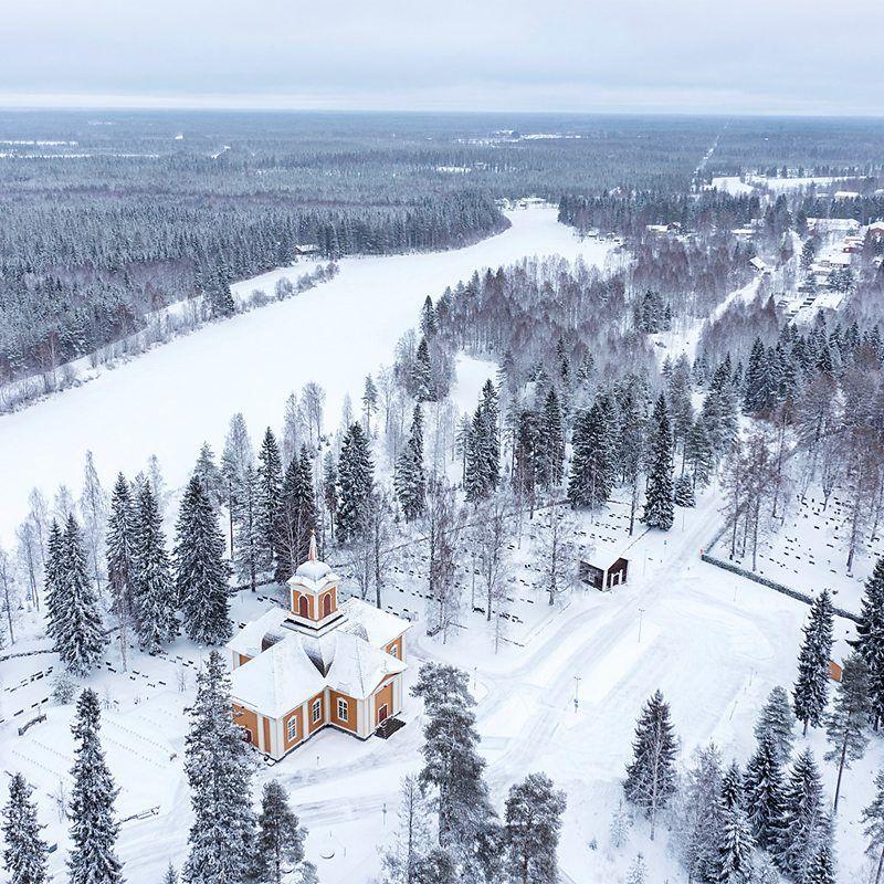 Igreja em paisagem coberta de neve