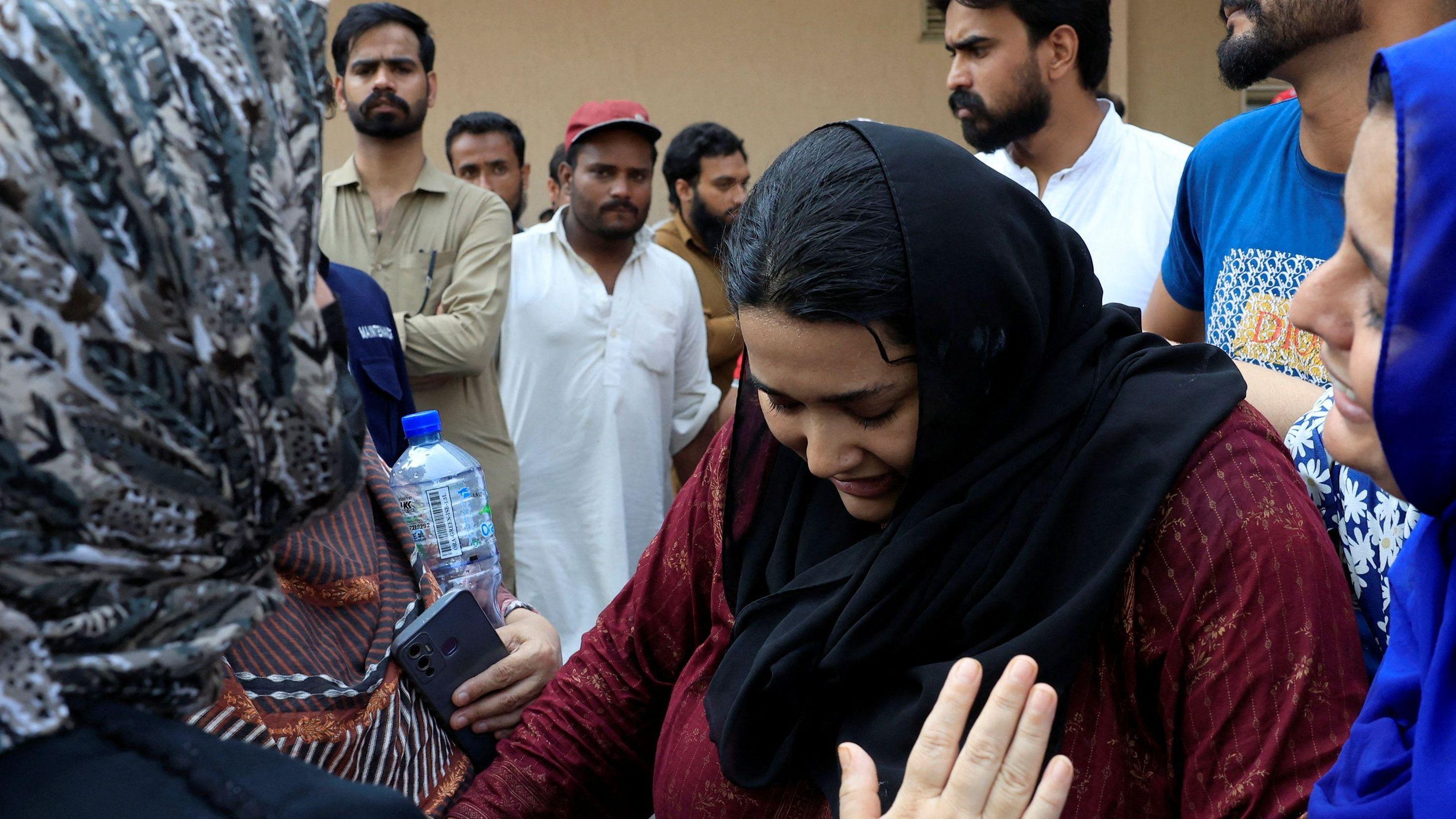 uplakana majka ispred bolnice u Islamabadu 