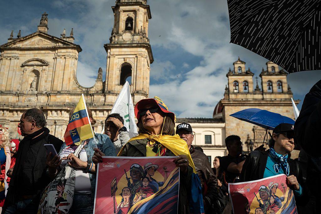 Personas protestando en una plaza colombiana. 