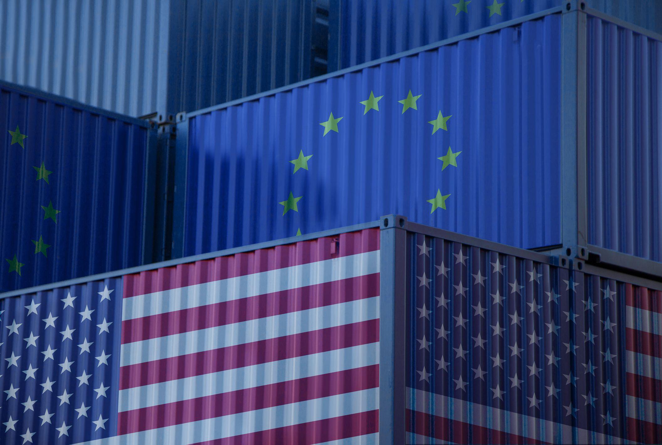 Imagen de unos containers con las banderas de la UE y de EE.UU.