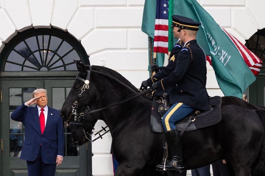 «Всякое бывает»: Трамп вступился за наследного принца Саудовской Аравии после вопроса о политическом убийстве с расчленением 3 Дональд Трамп отдает честь кавалеристам