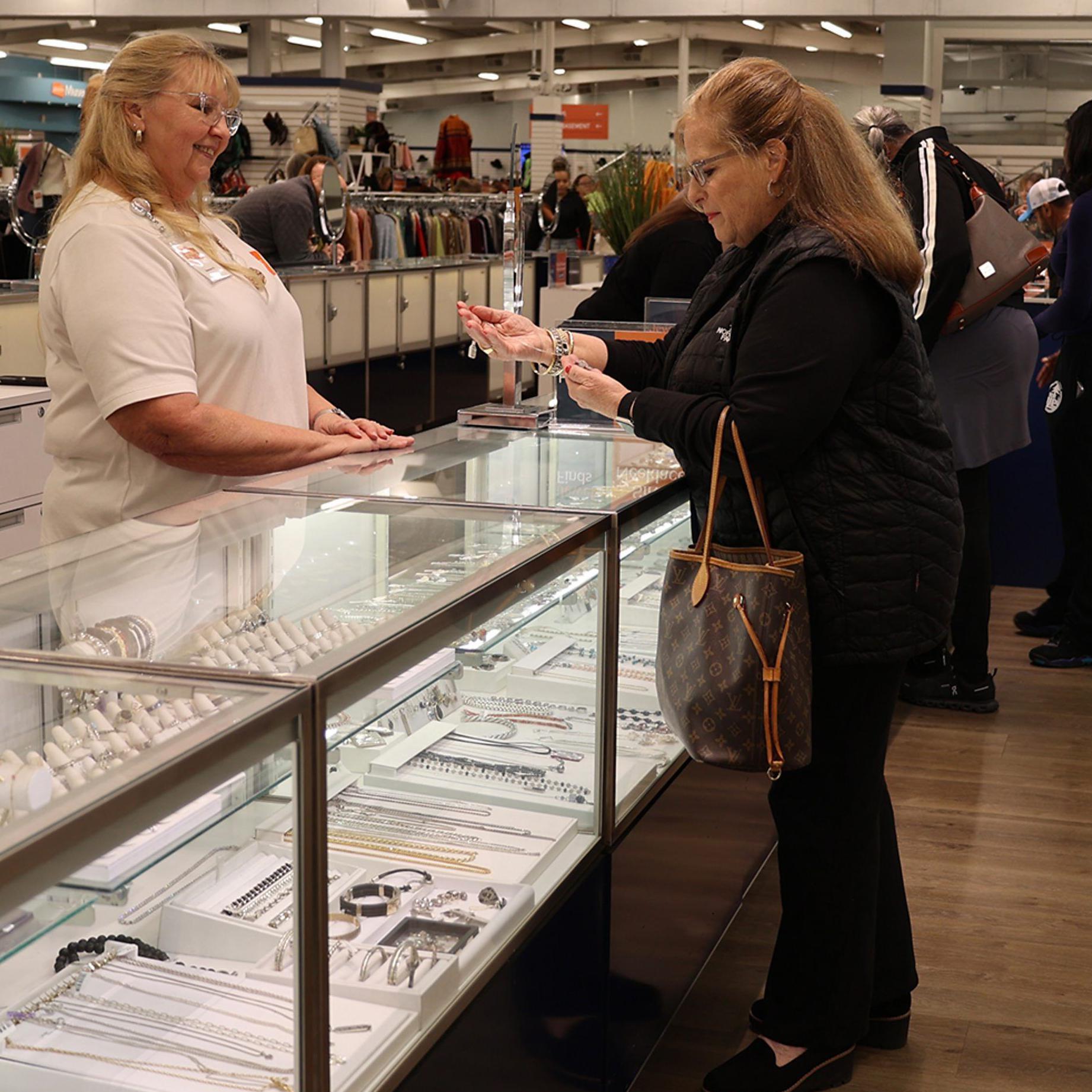 نساء داخل متجر