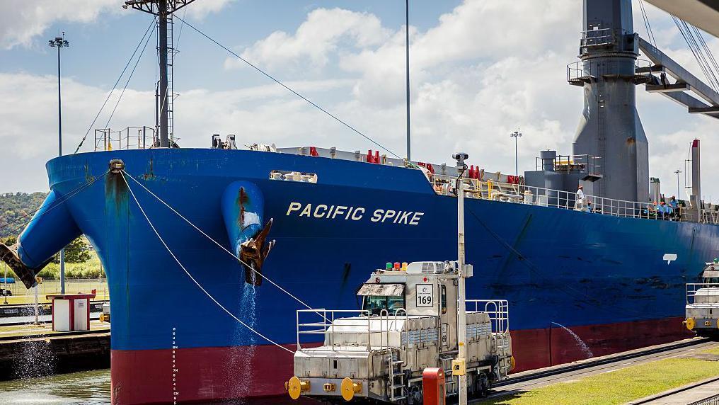 El buque de carga Pacific Spike navega a través de las esclusas de Miraflores del Canal de Panamá el 11 de marzo de 2026.