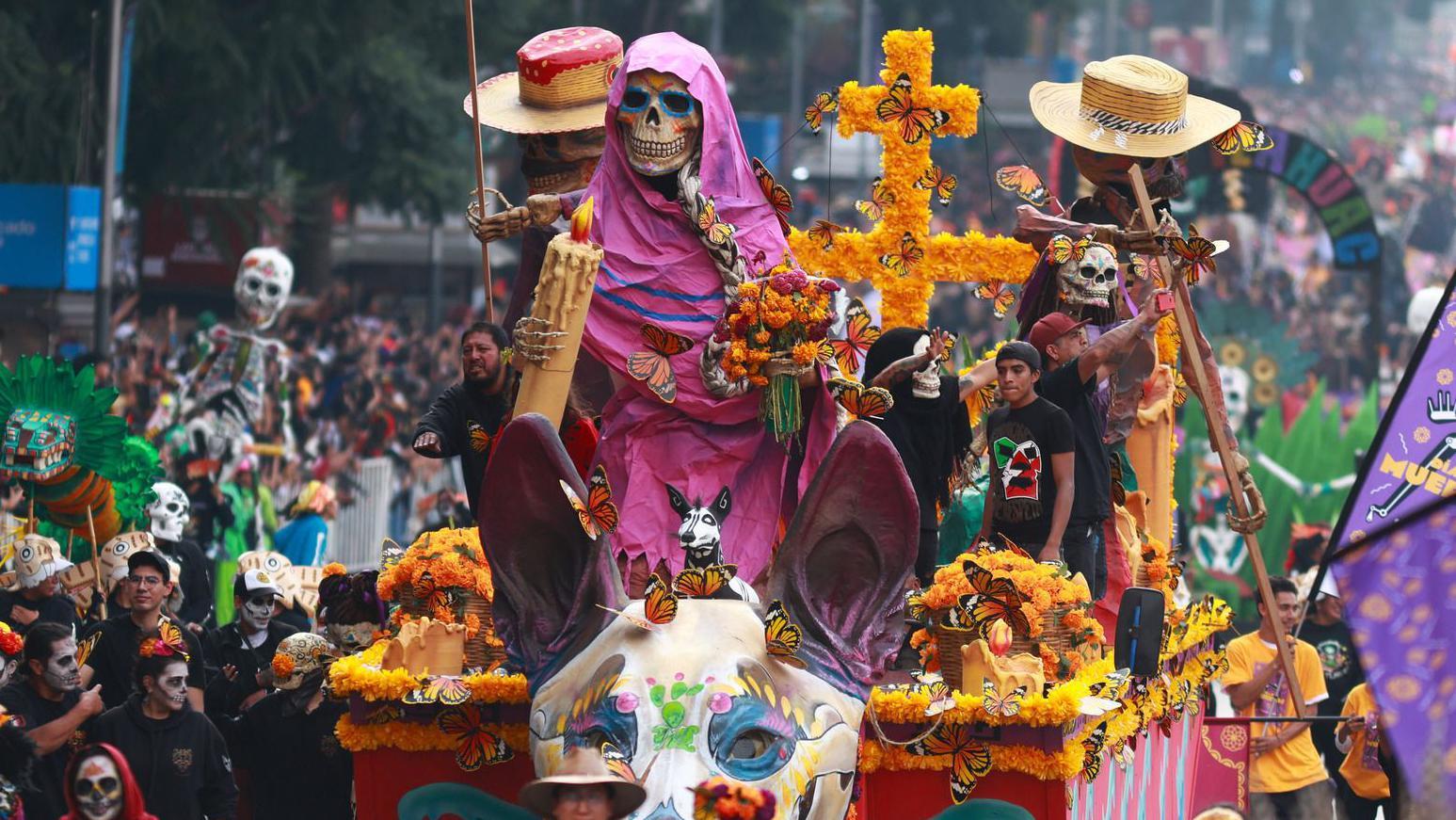 Personas disfrazadas participan en el desfile anual del Día de Muertos mientras empujan una carroza, en Ciudad de México, México, el 2 de noviembre de 2024.
