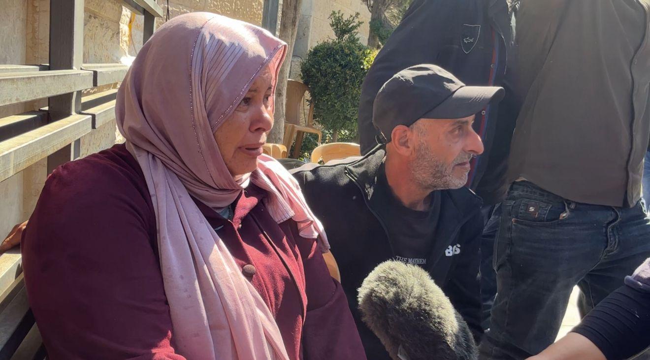 ابتسام عمران تبكي بسبب إبعاد شقيقها محمد إلى قطاع غزة. 