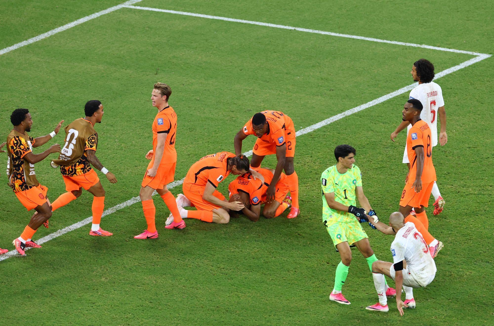 Gakpo &eacute; consolado e celebrado por colegas de equipe