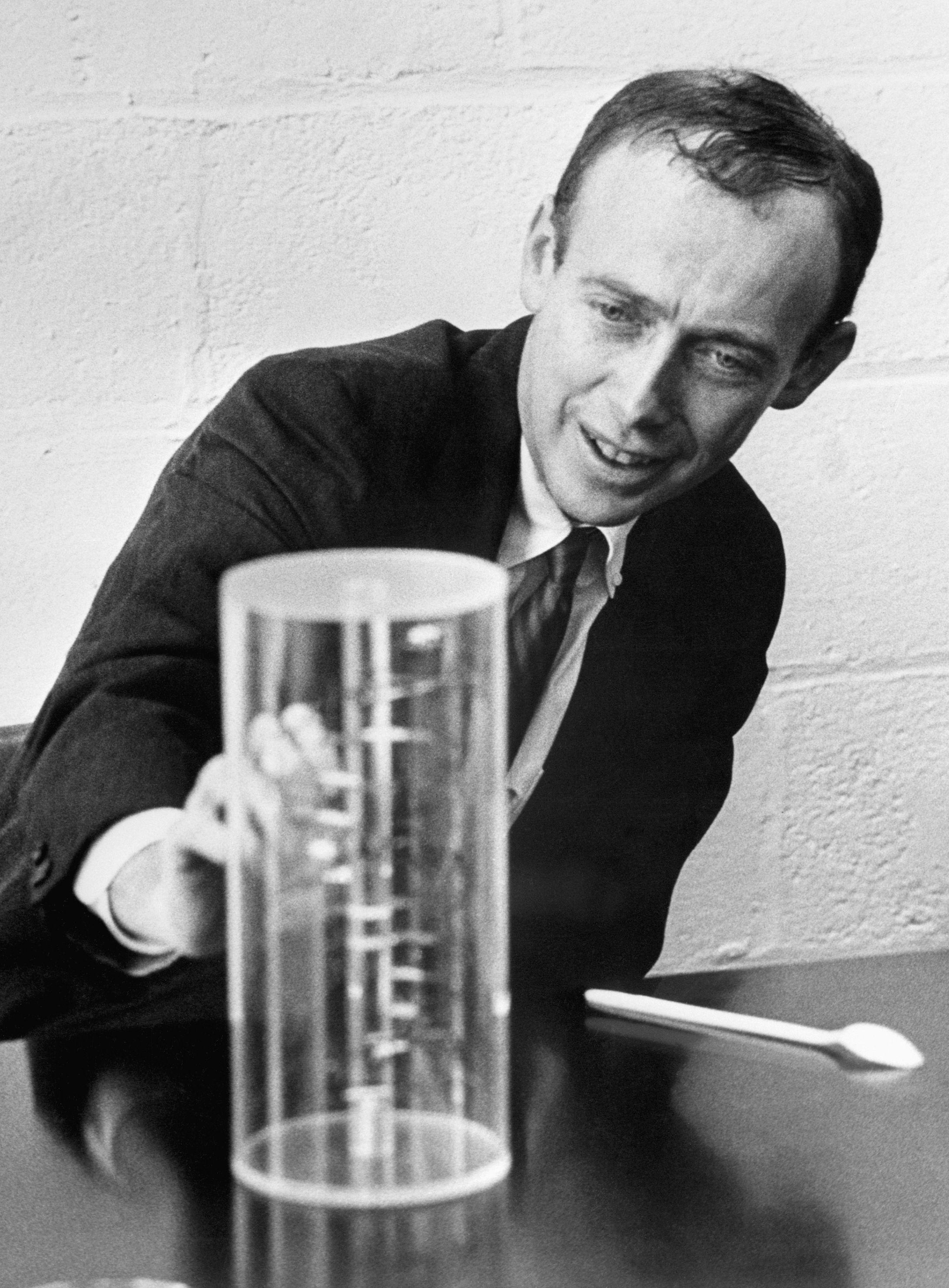 James Watson mostra um modelo de DNA no seu laboratório