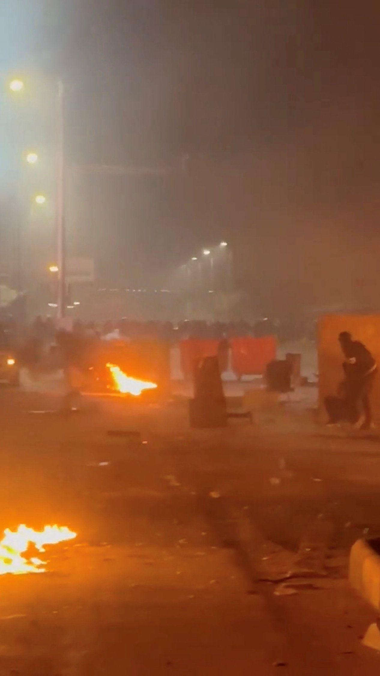 يتجمع المتظاهرون وسط تصاعد الاضطرابات المناهضة للحكومة في مشهد، بمحافظة خراسان رضوي، إيران، في هذه اللقطة المأخوذة من فيديو على وسائل التواصل الاجتماعي نُشر في 10 يناير/كانون الثاني 2026.