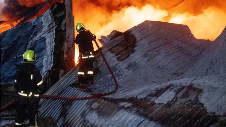 رجال إطفاء أوكرانيون يستخدمون خراطيم المياه لإطفاء حرائق خلفتها هجمات صاروخية روسية في أوديسا