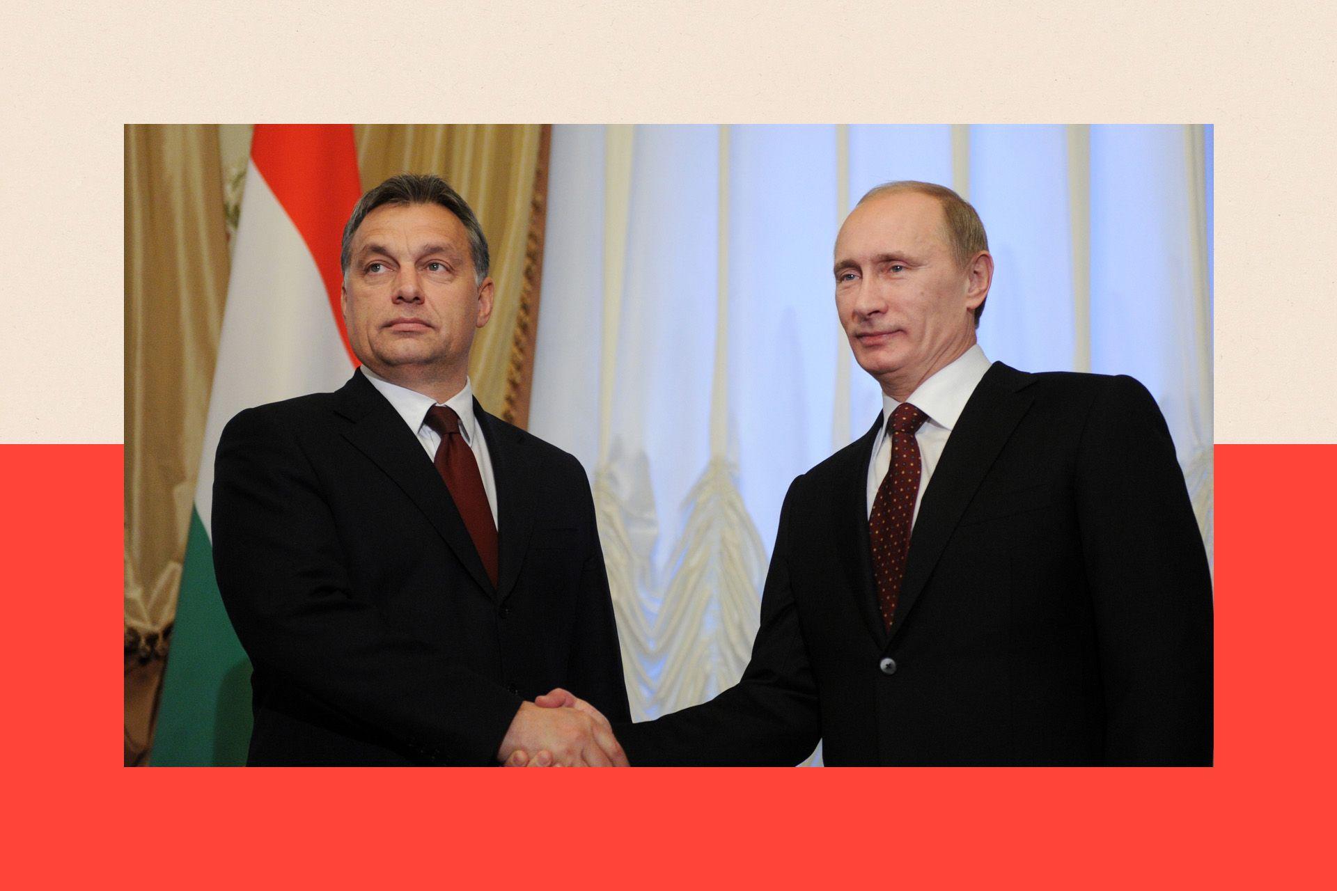 Viktor Orb&aacute;n e Vladimir Putin apertam as m&atilde;os em frente &agrave; bandeira h&uacute;ngara. Ambos vestem ternos escuros.