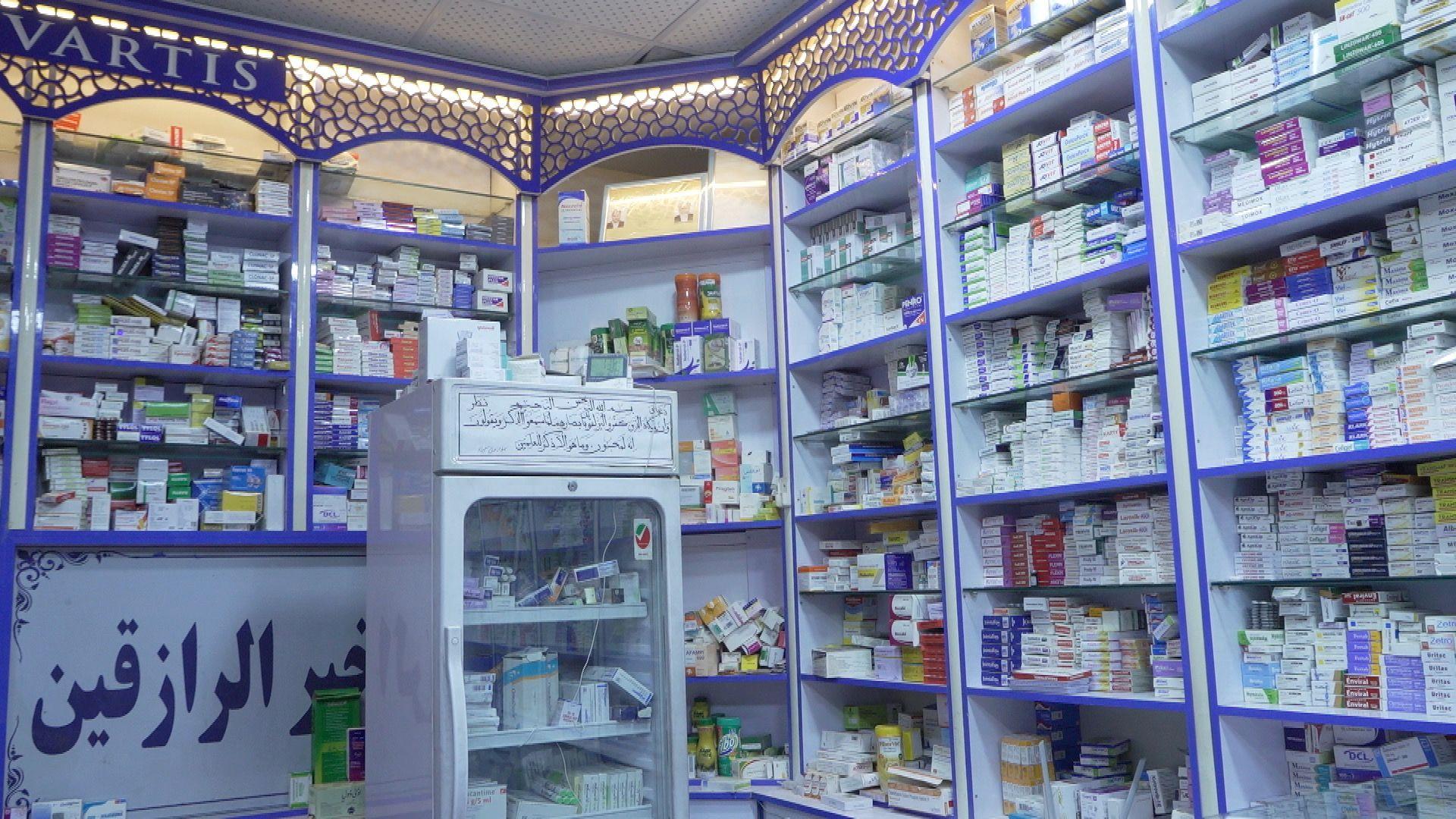 په درملتونونو کې د بېلابېلو هېوادونو دواوې وي او ځینې درملتونوال دوا اخیستونکو ته د کیفیت او قیمت په اړه معلومات ورکوي.