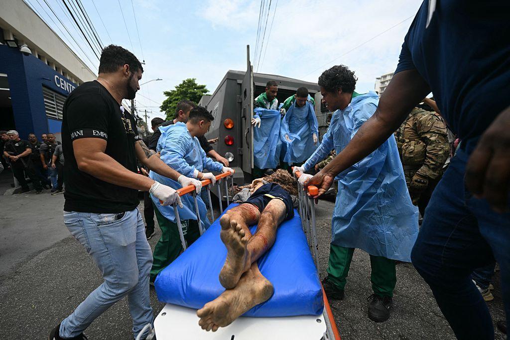 La policía traslada un cuerpo a un hospital tras la Operación Contención en la favela Vila Cruzeiro, en el complejo Penha, Río de Janeiro, Brasil, el 28 de octubre de 2025.