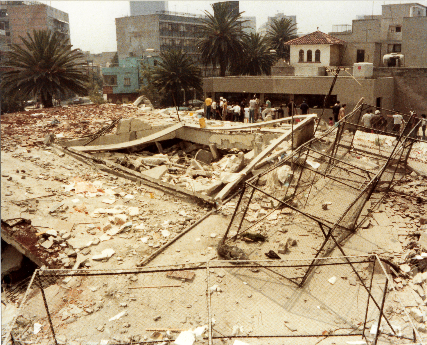 Rescatistas en un edificio colapsado tras el sismo de 1985