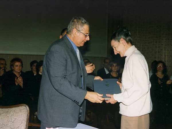 Martina Levenc Marković prima Medalju 2000. od tadašnjeg izraelskog ambasadora u Beogradu Jorama Šanija