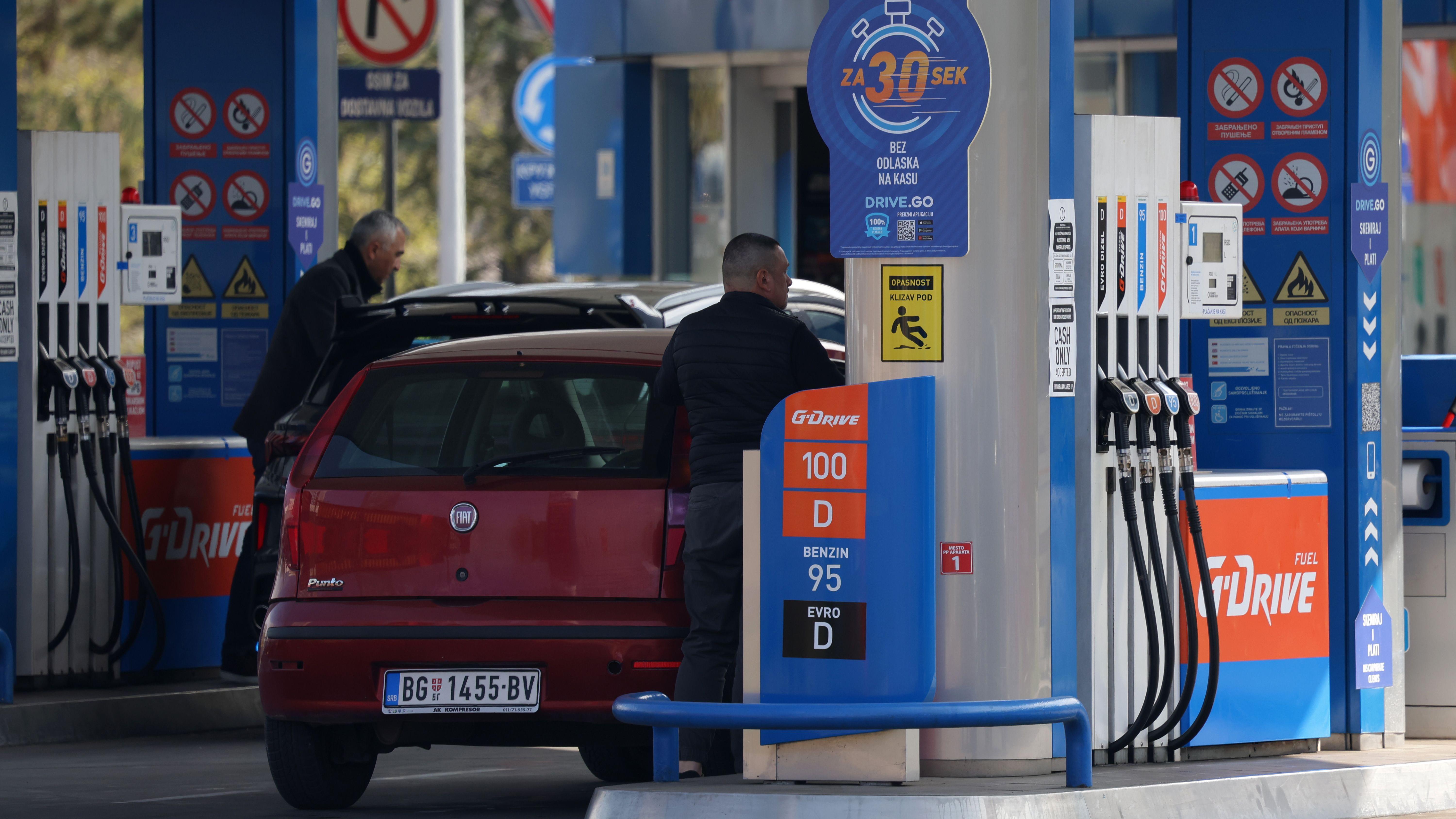 Muškarci toče gorivo na pumpi