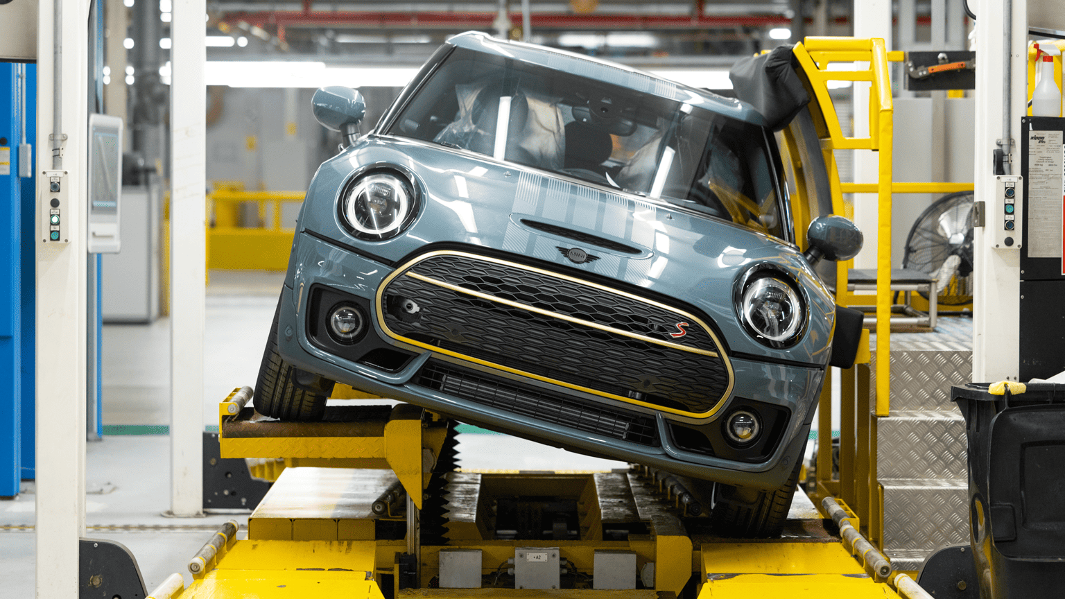 一輛 Mini Cooper S 汽車以側角呈現在生產線上