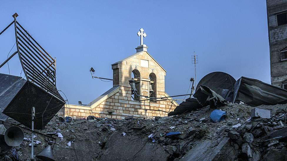 Fachada de la Iglesia Ortodoxa Griega de San Porfirio entre escombros