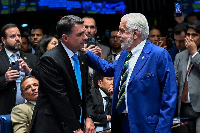 Fl&aacute;vio cumprimenta Jaques Wagner no plen&aacute;rio do Senado
