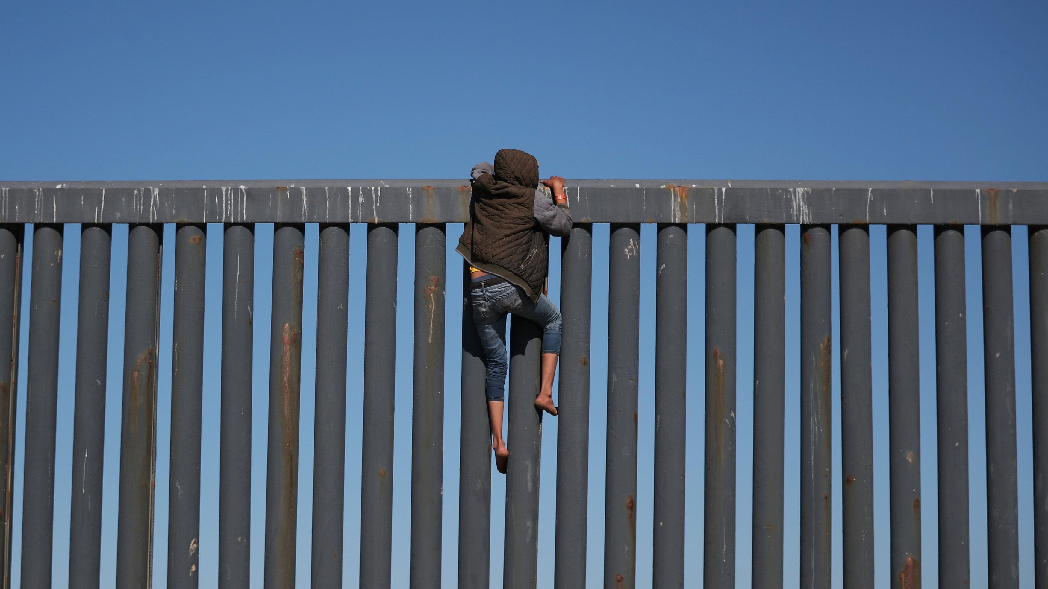 zid na granici amerike i meksika, migranti kod zida na američko-meksičkoj granici