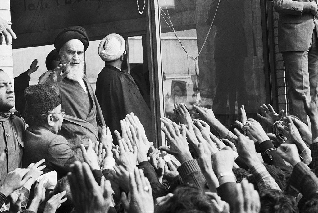 Ruhollah Jomeini saluda a la multitud en Teherán.