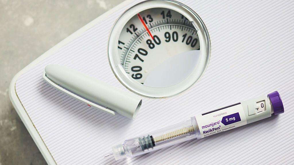 Caneta emagrecedora em cima de uma balan&ccedil;a