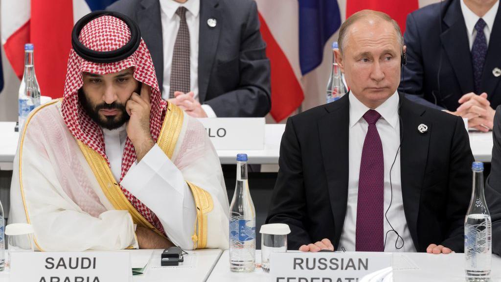 الخليج بين موسكو وواشنطن: حسابات السياسة و"براغماتية" الطاقة 1 صورة لولي العهد السعودي محمد بن سلمان إلى جانب الرئيس الروسي فلاديمير بوتين (2019).