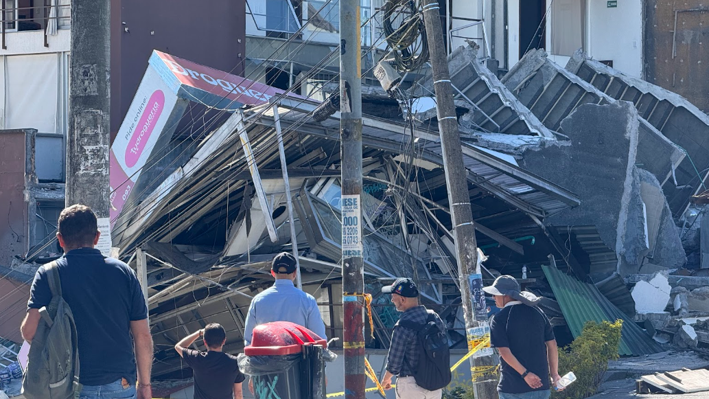 Varias personas observan los daños a un edificio en Manizales, Colombia, tras el terremoto el lunes 10 de agosto de 2026.