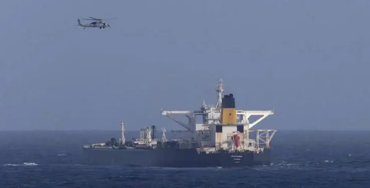 Navio-petroleiro no mar, com helicóptero sobrevoando