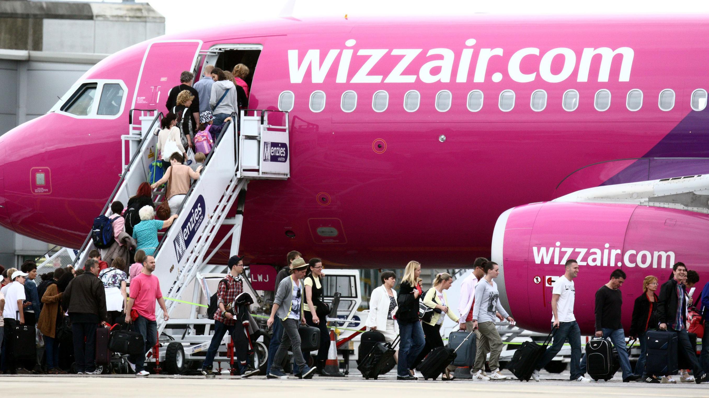 Putnici se ukrcavaju u avion kompanije Vizer