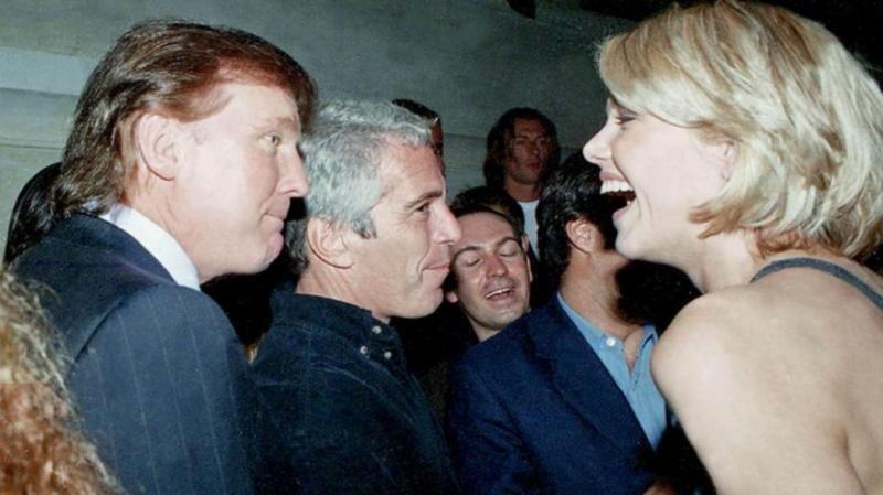 Trump y Epstein miran a una mujer rubia.