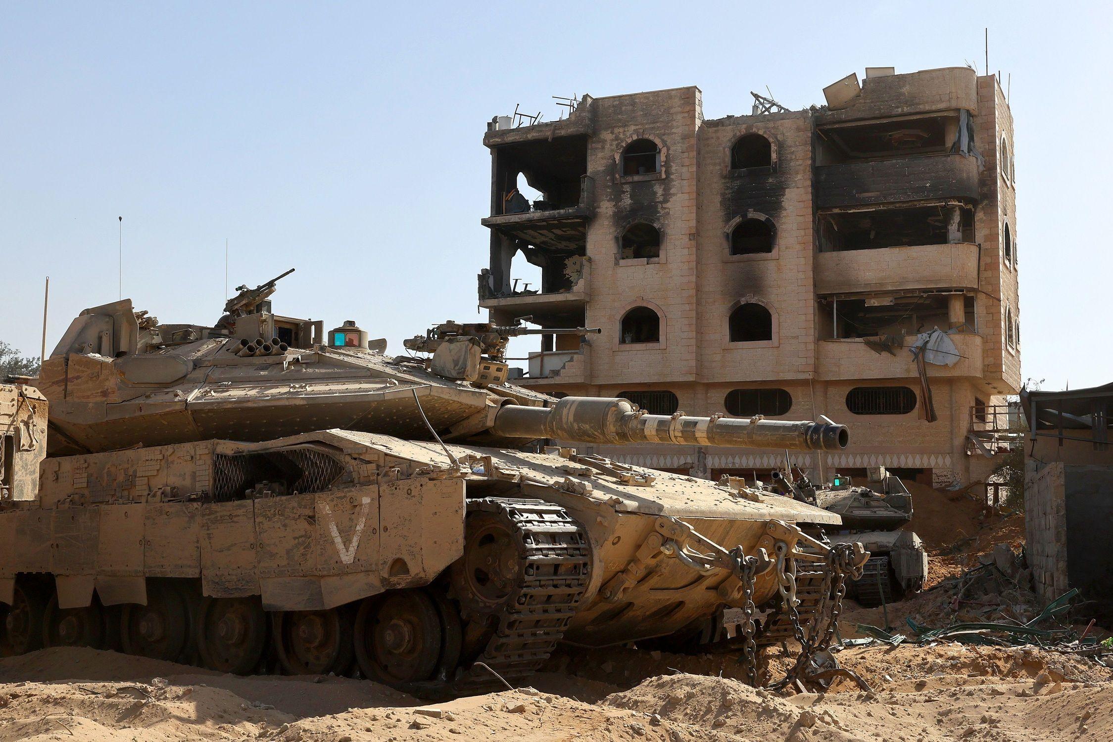 دبابة تابعة للجيش الإسرائيلي أمام مبنى متضرر في محيط المستشفى الميداني الأردني في مدينة غزة.