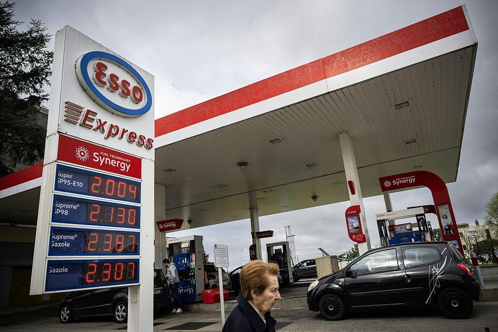 Una señora pasa cerca de una gasolinera en Francia