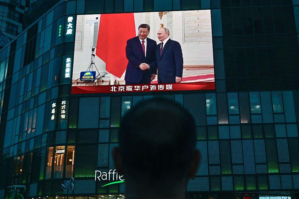2025年5月8日，在北京一家購物中心外的大螢幕上，新聞畫面顯示，俄羅斯總統普京（右）和中國國家主席習近平在莫斯科克里姆林宮會談前的歡迎儀式上握手。