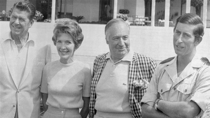Na crno-beloj fotografiji s leva na desno: Ronald Regan, Nensi Regan (njegova supruga), britanski ambasador i Čarls u uniformi