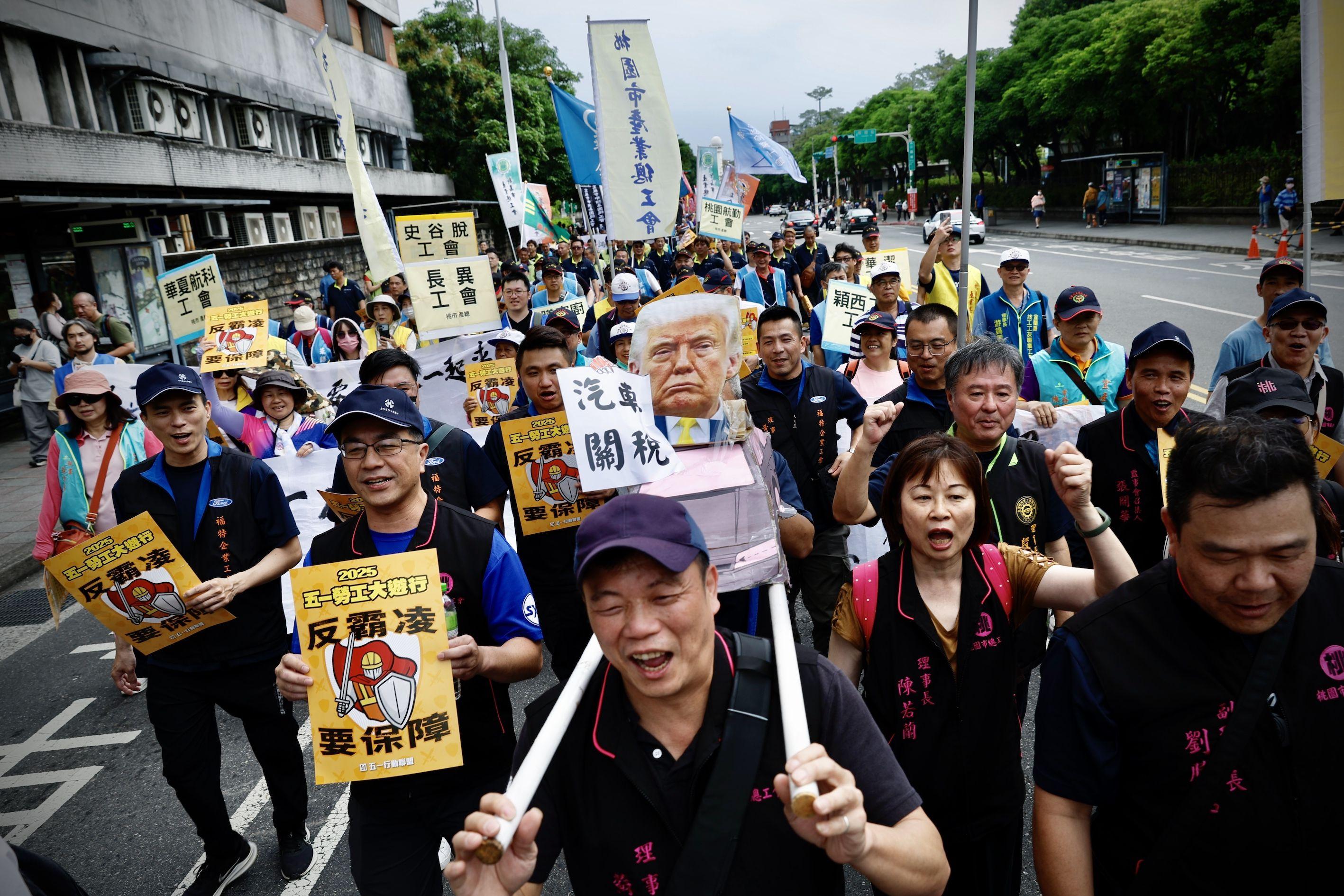 台北民眾上街要求改善勞工權益，並抗議美國總統特朗普的關稅。
