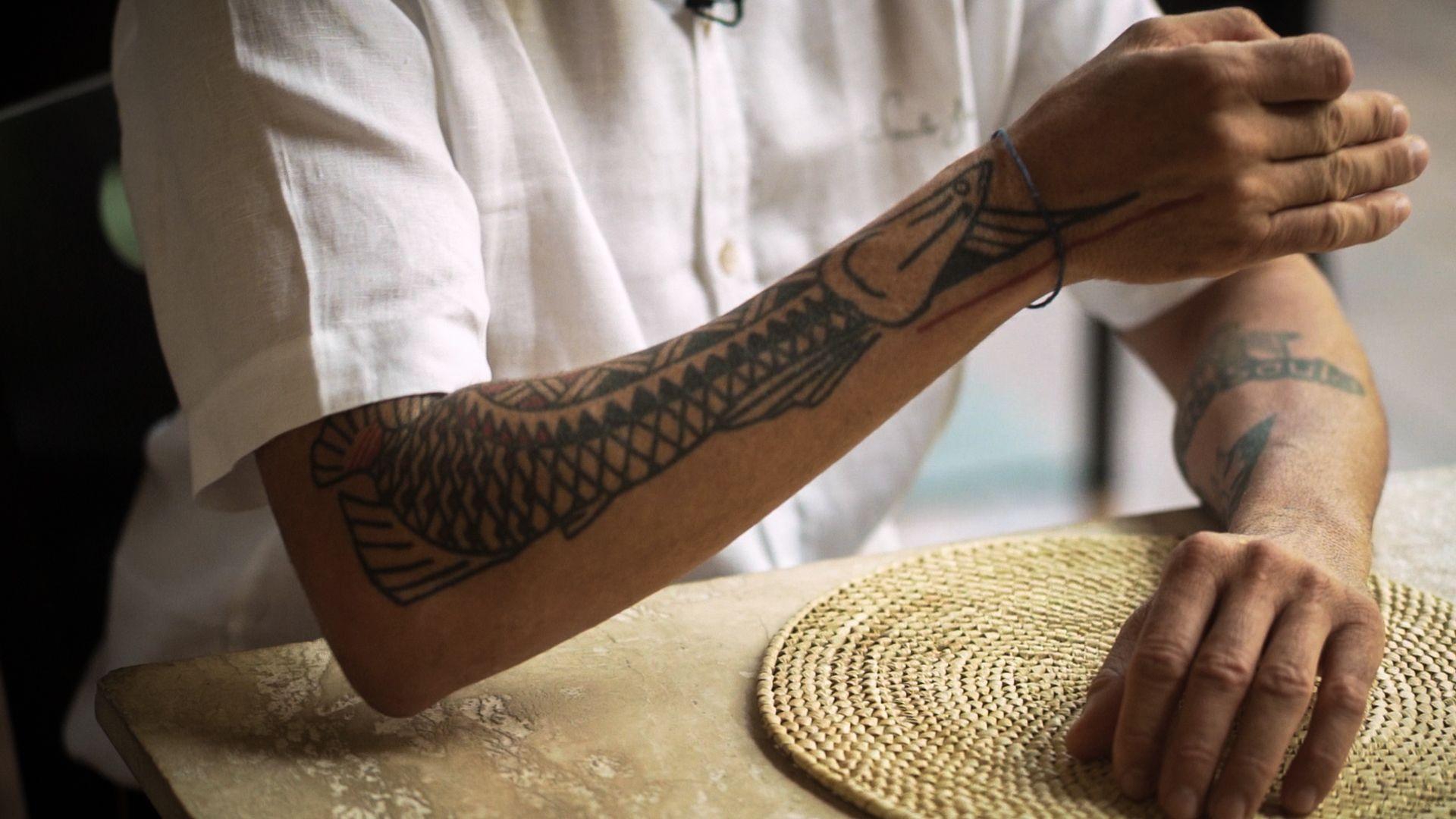Chef tem pirarucu tatuado no braço