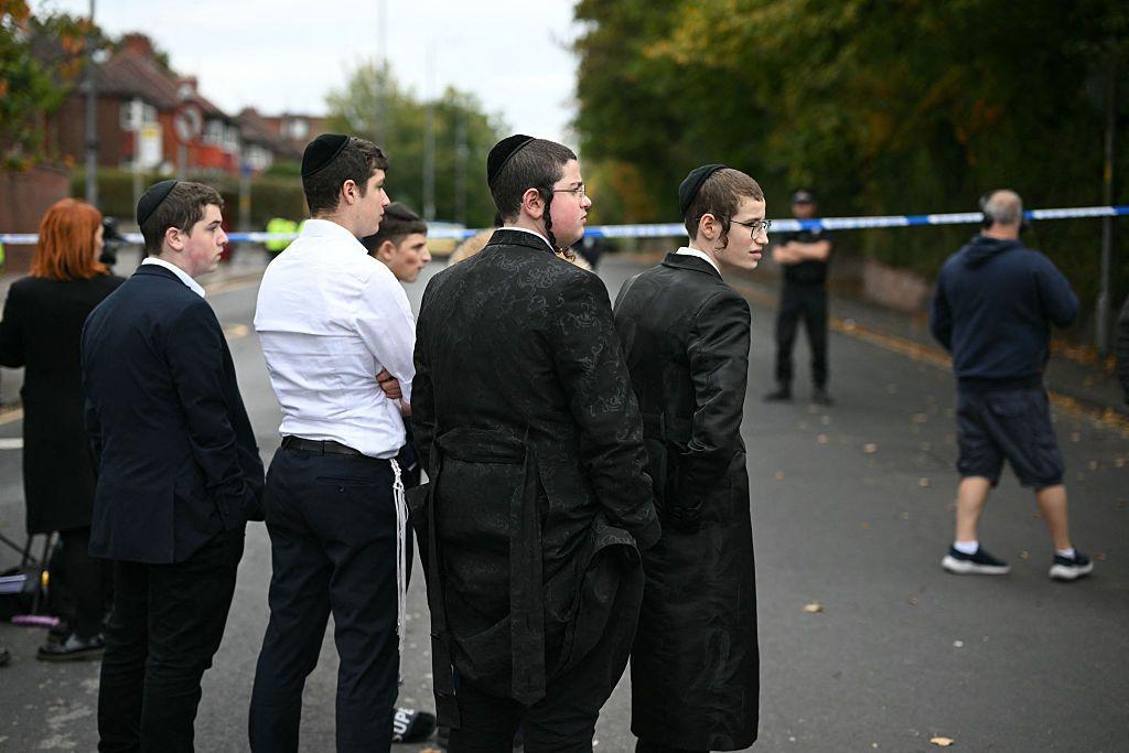 Judíos ortodoxos observan el lugar del ataque a una sinagoga en Mánchester