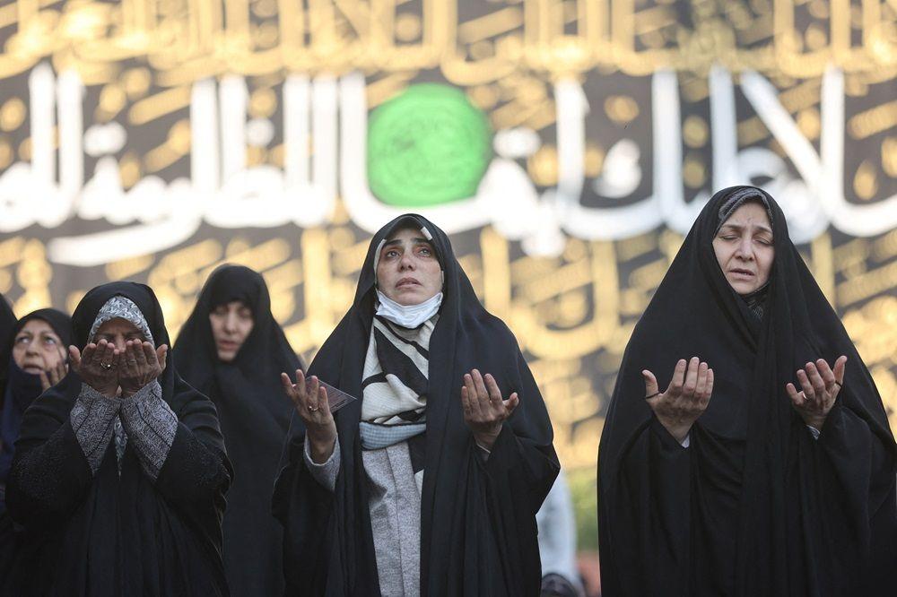 žene se mole u džamiji u Teheranu, molitva za kišu