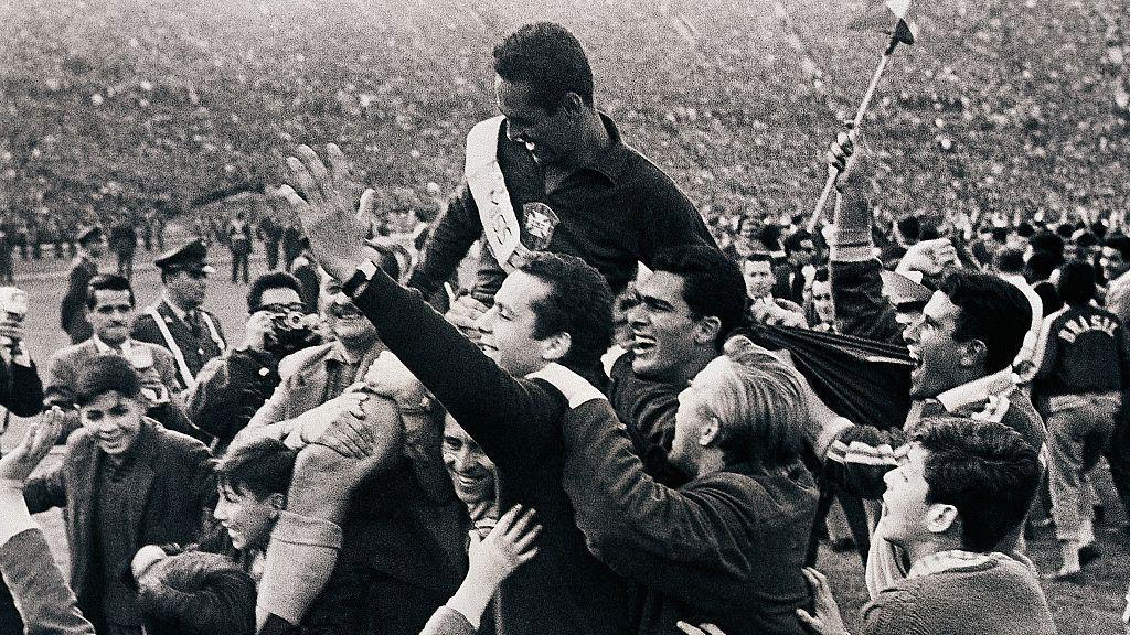 Foto em preto e branco mostra o goleiro brasileiro Gilmar dos Santos Neves sendo carregado nos ombros dos torcedores no gramado do Est&aacute;dio Nacional do Chile durante as comemora&ccedil;&otilde;es pela vit&oacute;ria do Brasil por 3 a 1 sobre a antiga Tchecoslov&aacute;quia na final da Copa do Mundo de 1962.