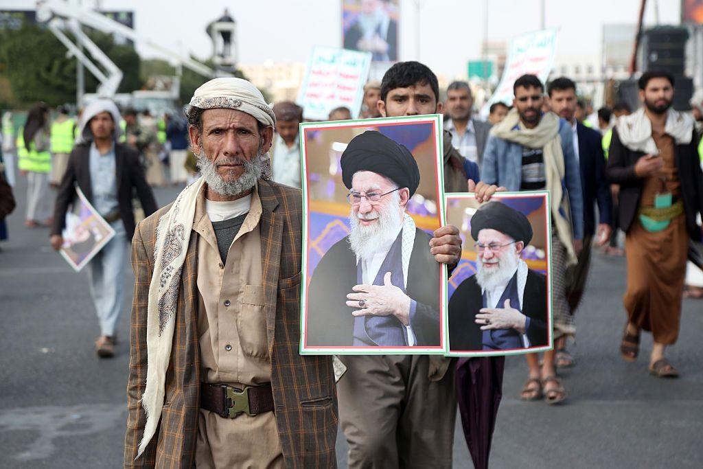 تظاهر مؤيدو إيران حاملين لافتات تُظهر صورة المرشد الإيراني علي حسيني خامنئي وأعلام اليمن وإيران في تظاهرات اندلعت في صنعاء.