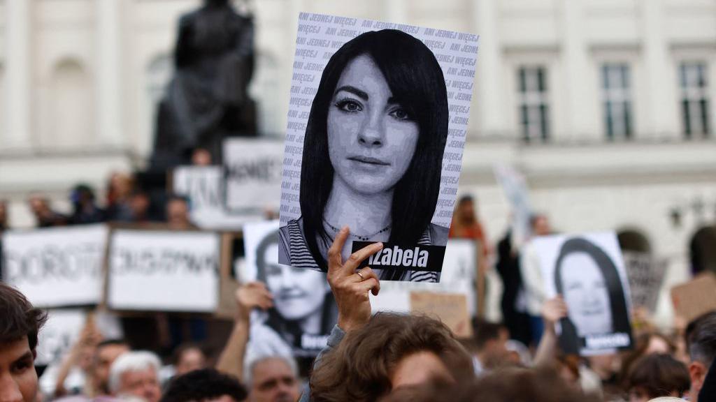 Doctors found guilty over death of pregnant woman in Poland