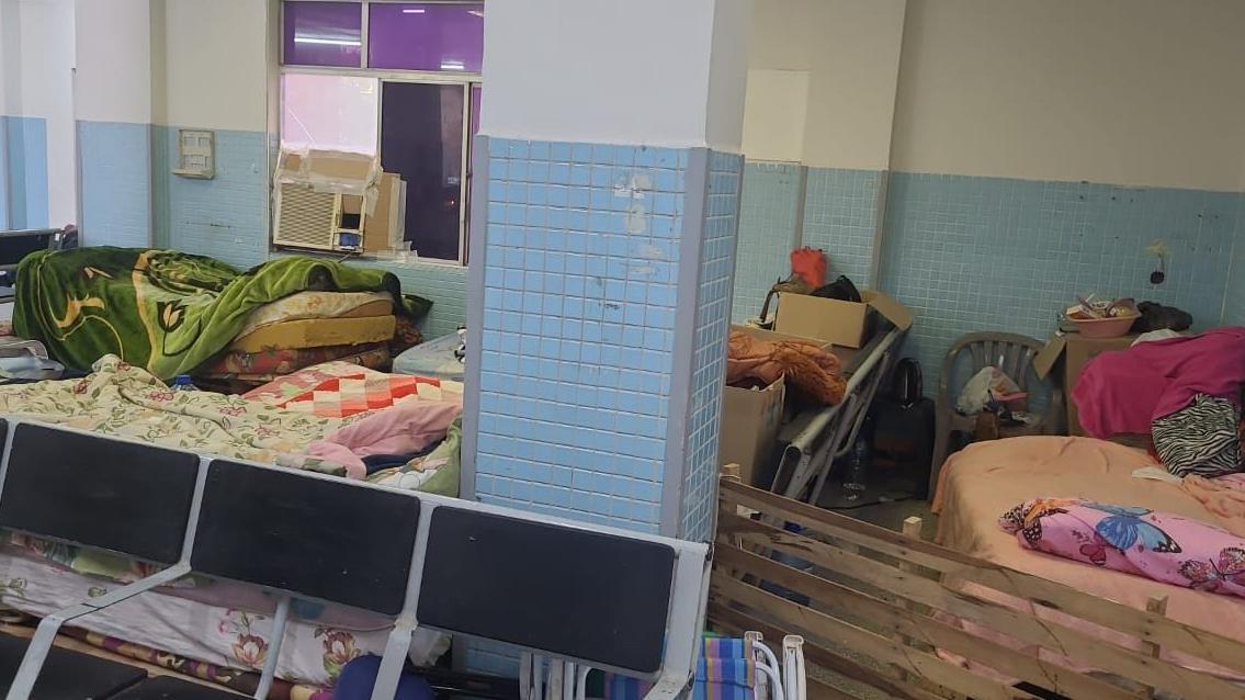 Pasillo de un centro de salud del Instituto de Previsión Social (IPS) en Asunción, donde se observan colchones con sábanas tendidos en medio del corredor, Asunción, 13 de julio de 2026.