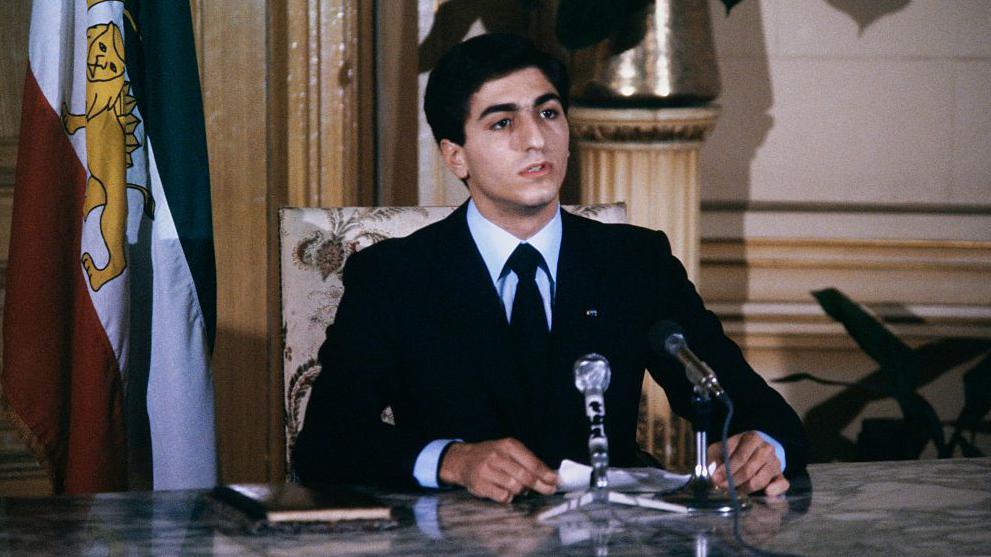 El príncipe heredero iraní Reza Pahlavi se proclamó nuevo Sha de Irán durante una conferencia de prensa en el Palacio Kubbeh de El Cairo, Egipto, el 31 de octubre de 1980.