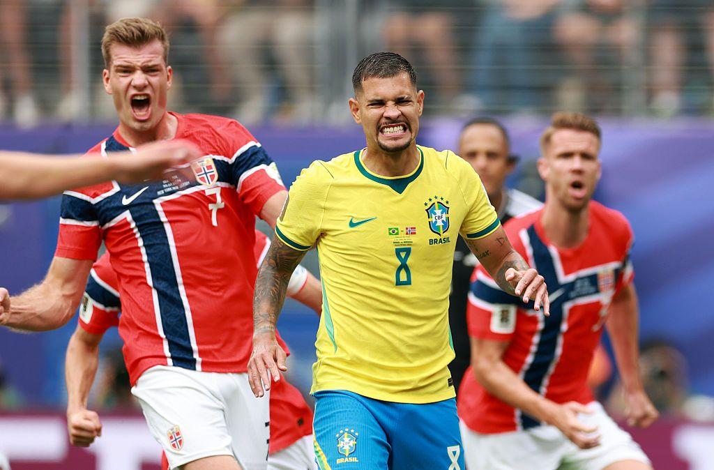 Jugadores de Noruega y Brasil