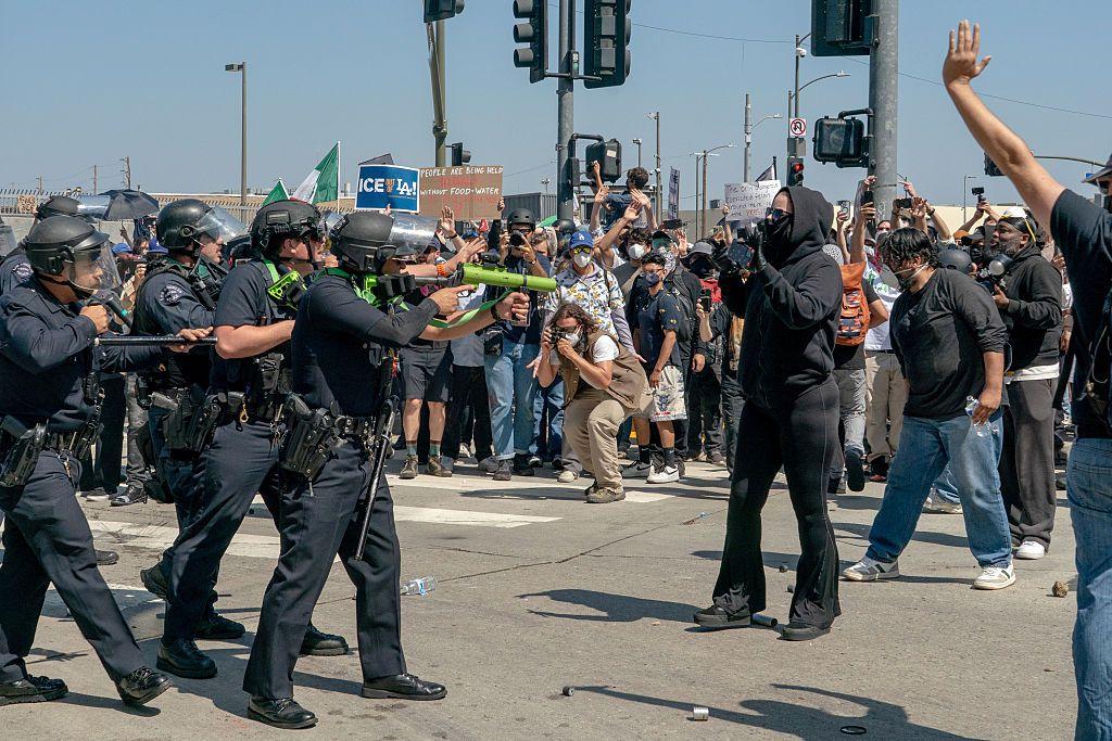 Manifestantes y agentes
