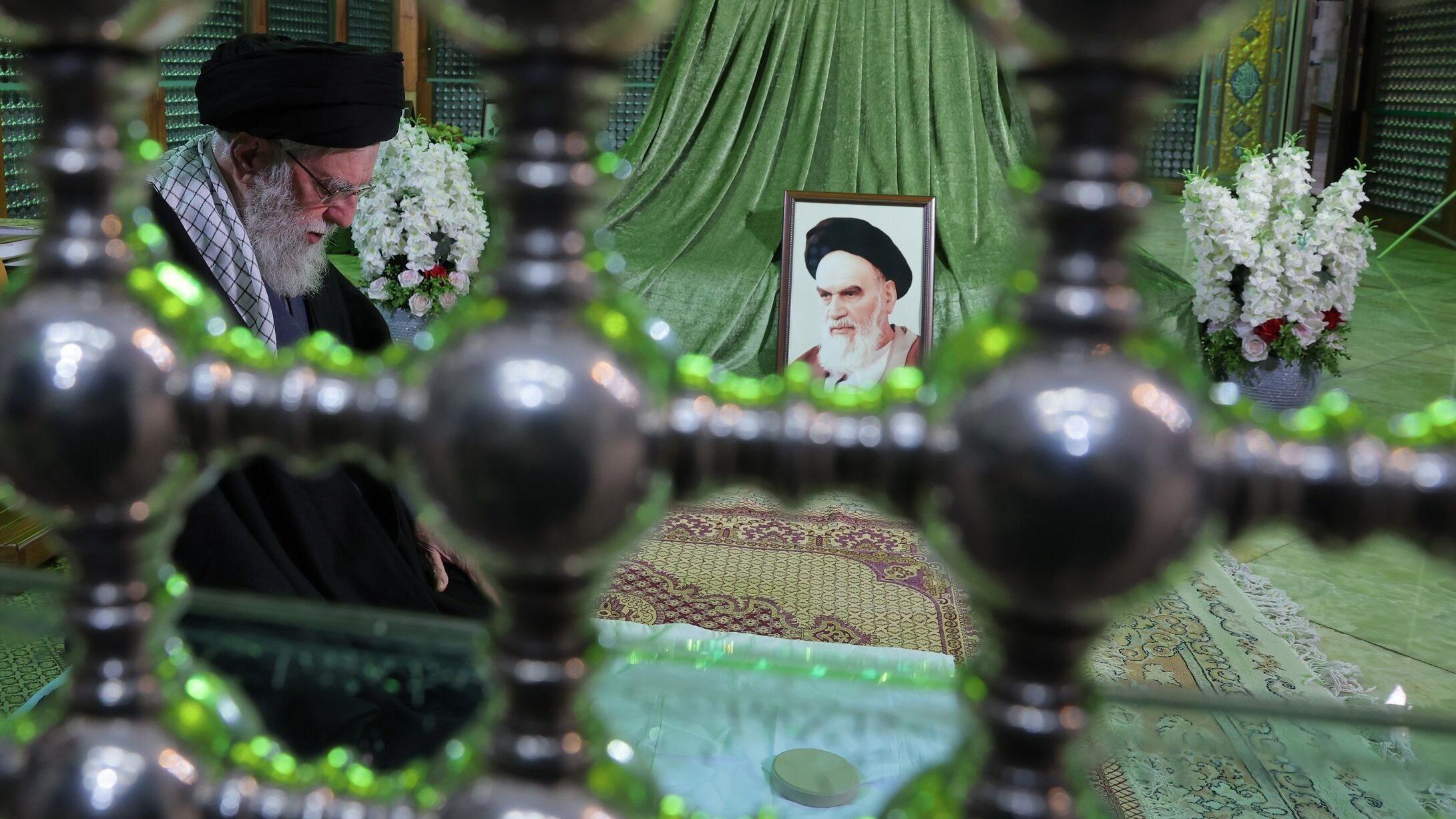 Ajatolah Hamnei se moli u grobnici bivšeg vrhovnog vođe ajatolaha Homeinija u januaru 2026. godine