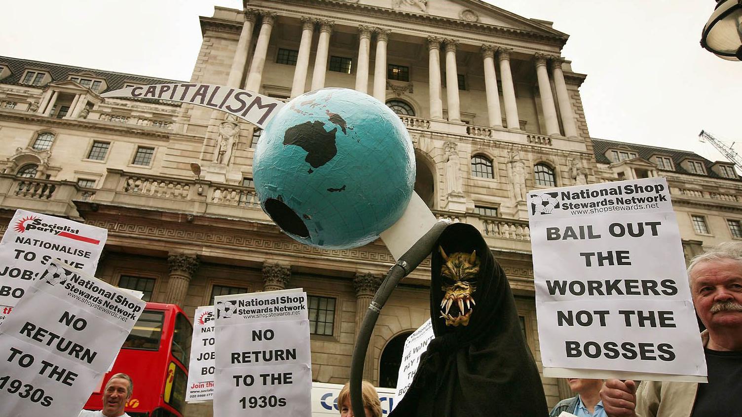 2008年10月13日，在倫敦舉行的抗議活動中，一個死神裝扮的人手持一個被鐮刀刺穿的地球儀，站在英格蘭銀行前。