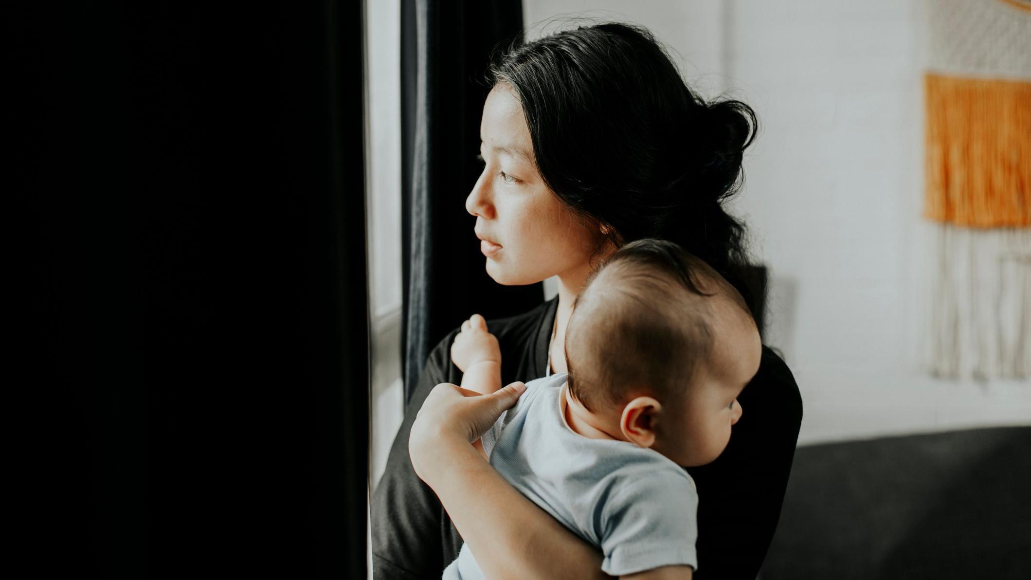 一名女性抱著嬰兒。